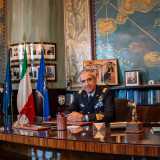 Entriamo dunque nella grande camera rotonda, l� dove troviamo seduto alla scrivania in rovere il 57enne abruzzese Aurelio Colagrande, generale di Divisione Aerea